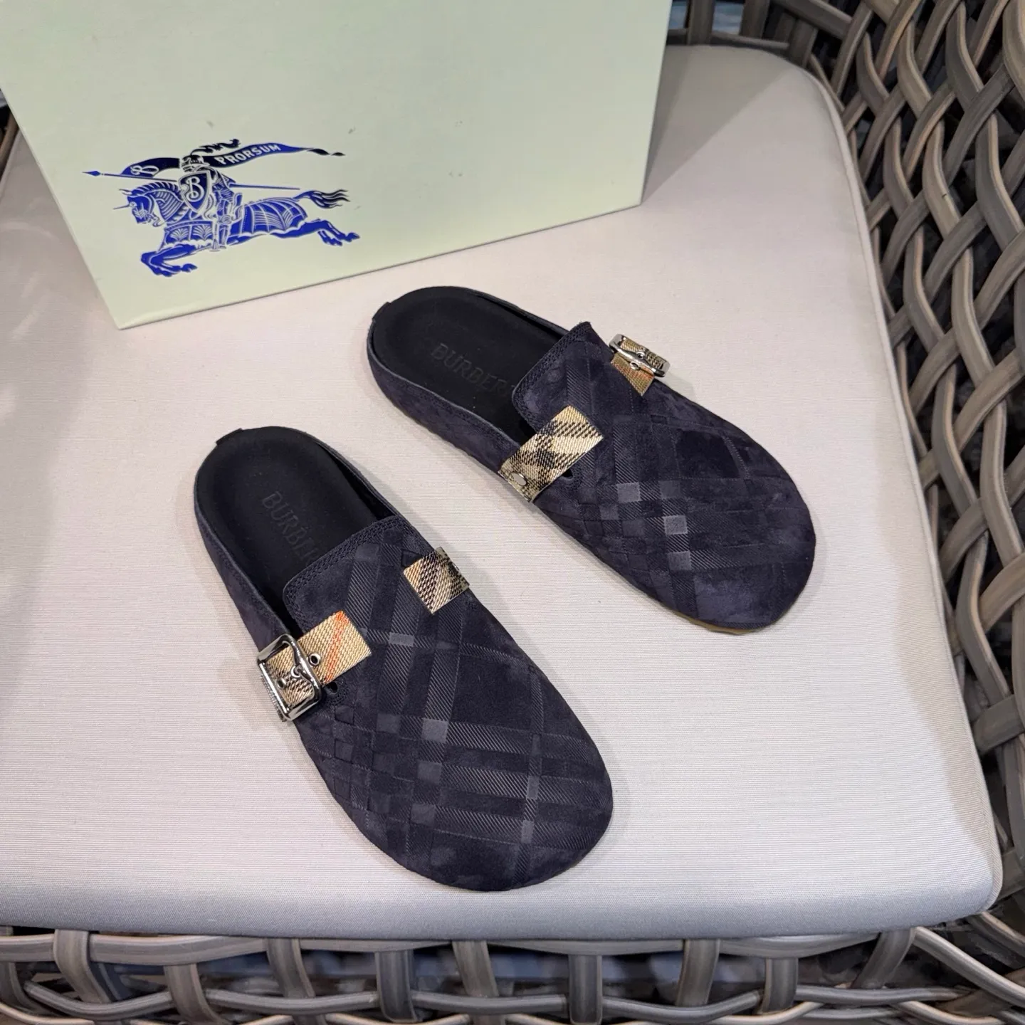 Men's Men's Shoes 💰360 [New Style] 🐝🐝Burberry New Burberry - Men's Checked Leather Urchin Half-Flop Sandal Made of soft suede cowhide and calfskin, these half-flop sandals feature an adjustable B-shaped buckle strap and are decorated with the signature sand-colored Burberry check in jacquard worsted. The upper wraps around the midsole and is paired with a sole made of the same upper material with an embossed logo on the heel and a wavy rubber outsole embellished with the Burberry lettering. Fashionable and casual! Comes with full set of original packaging dust bag! Code number: 39-40-41-42-43-44 standard code (38/45 can be customized and returns and exchanges are not supported)